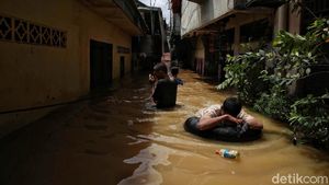Pemprov DKI Siapkan 100 Tenda Khusus Pengungsi Banjir yang Positif COVID-19