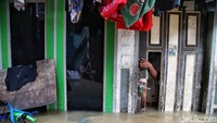 Akibatnya, lima RW di Kelurahan Kampung Melayu, Jakarta Timur terendam banjir sejak Minggu malam.