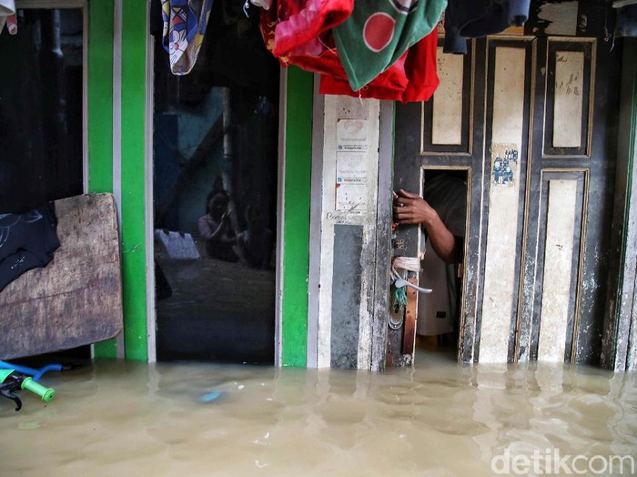 Banjir masih merendam wilayah Kebon Pala, Kampung Melayu, Jakarta. Di Kebon Pala, Kampung Melayu ketinggian air mencapai 190 cm.