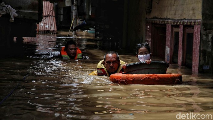 Evakuasi Korban Banjir 190 Cm di Kebon Pala Banjir masih merendam wilayah Kebon Pala, Kampung Melayu, Jakarta. Di Kebon Pala, Kampung Melayu ketinggian air mencapai 190 cm.