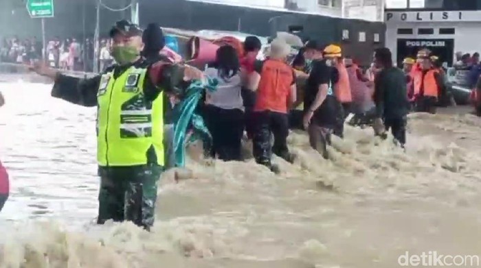 Evakuasi korban banjir Pamanukan Subang berlangsung dramatis