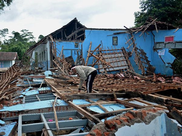Potret Kerusakan-Dampak Fenomena Tanah Bergerak di Jabar