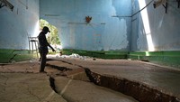 Fenomena tanah bergerak yang terjadi di Garut, Jawa Barat, mengakibatkan sejumlah bangunan seperti ruang kelas, bangunan kantor desa, sarana olahraga desa, hingga beberapa rumah warga retak dan ambruk. ANTARA FOTO/Candra Yanuasryah.