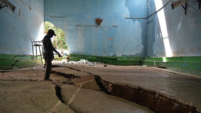 Fenomena tanah bergerak terjadi di sejumlah wilayah di Jawa Barat, mulai dari Garut, Tasikmalaya hingga Ciamis. Berikut penampakan dampak kerusakannya.