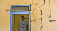 Warga menunjukkan kondisi rumah yang rusak akibat pergerakan tanah di Kampung Munjul, Kecamatan Cineam, Kabupaten Tasikmalaya, Jawa Barat, Senin (8/2/2021). ANTARA FOTO/Adeng Bustomi.