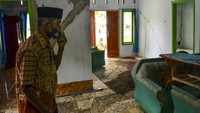 Sebanyak 84 Kepala Keluarga (KK) terdapat 84 rumah warga retak akibat pergerakan tanah di Kepunduhan Munjul dan Kalangsari. ANTARA FOTO/Adeng Bustomi.