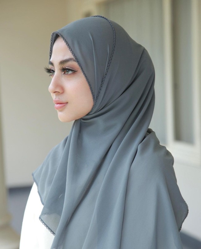 Margin Wieheerm yang mengenakan hijab pashmina abu-abu terlihat cantik dan memesona. Warna ini cocok dipadukan dengan berbagai warna atasan.  Foto: Dok. Instagram @mwbymargin_catalog.