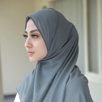 Margin Wieheerm yang mengenakan hijab pashmina abu-abu terlihat cantik dan memesona. Warna ini cocok dipadukan dengan berbagai warna atasan.  Foto: Dok. Instagram @mwbymargin_catalog.