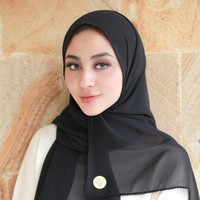 Wanita yang lahir pada 8 Juli 2000 ini, tampak seperti wanita Timur Tengah ketika memakai hijab pashmina warna hitam. Detail ujung hijab terdapat tasel dan juga logo plat gold. Foto: Dok. Instagram @mwbymargin_catalog.