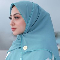 Hijab pashmina dijual Margin dengan harga Rp 125 ribu. Dalam foto ini, Margin tampak tidak menggunakan jarum pentul atau peniti. Ia hanya melilitkan hijabnya dan disematkan ke bawah dagu. Foto: Dok. Instagram @mwbymargin_catalog.