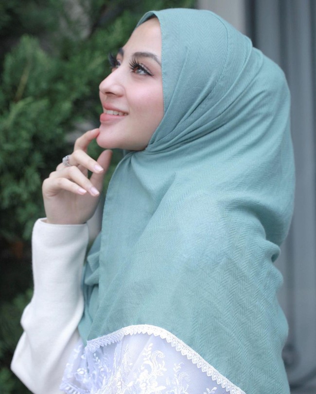 Margin Winaya atau yang dikenal dengan nama Margin Wieheerm dikenal karena perannya sebagai Aisyah di sinetron Cahaya Cinta dan Mila di Fitri pada 2019.  Foto: Dok. Instagram @mwbymargin_catalog.