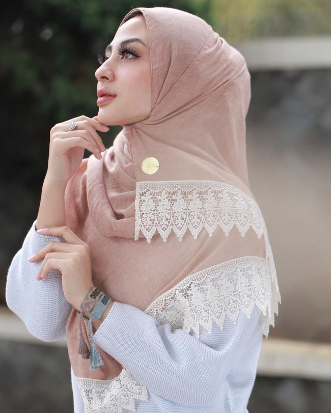 Margin juga merilis hijab pasmina yang ujung hijabnya ditambah renda. Hijab ini cocok digunakan jika kamu sedang memakai blouse atau tunik warna polos. Foto: Dok. Instagram @mwbymargin_catalog.