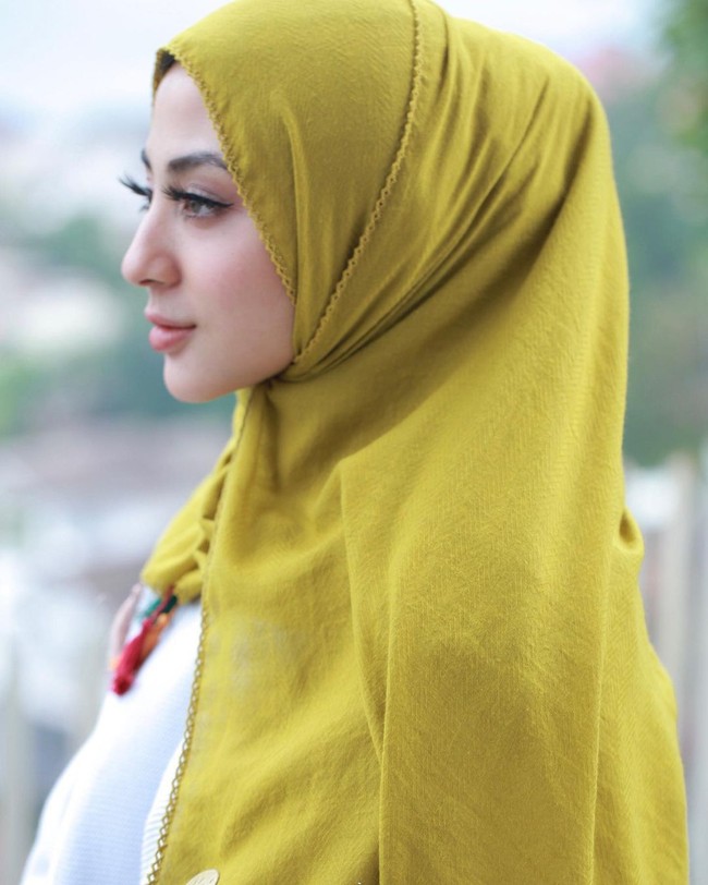 Penampilan Margin Wieheerm memakai hijab ini banjir pujian netizen. Tak sedikit dari mereka yang berharap Margin benar-benar berhijab dan tak melepas hijab yang dipakainya saat mempromosikan bisnisnya. Foto: Dok. Instagram @mwbymargin_catalog.