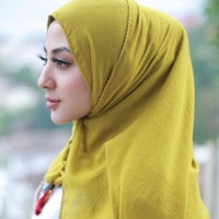 Penampilan Margin Wieheerm memakai hijab ini banjir pujian netizen. Tak sedikit dari mereka yang berharap Margin benar-benar berhijab dan tak melepas hijab yang dipakainya saat mempromosikan bisnisnya. Foto: Dok. Instagram @mwbymargin_catalog.