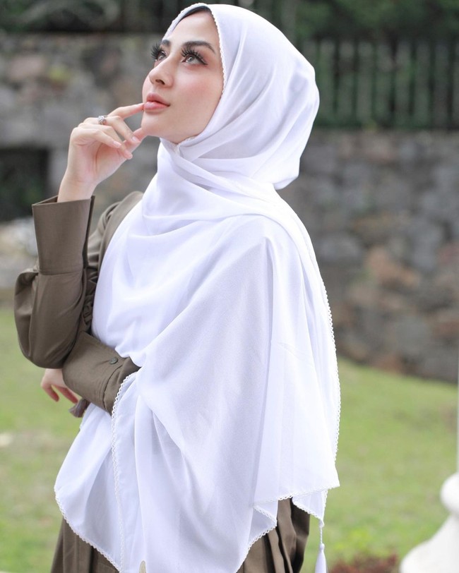 Sebagian hijabers menghindari warna putih karena akan terlihat kusam. Namun Margin Wieheerm membuktikan jika kamu akan tetap glowing meskipun memakai hijab putih. Warna ini cocok untuk berbagai kegiatan. Foto: Dok. Instagram @mwbymargin_catalog.