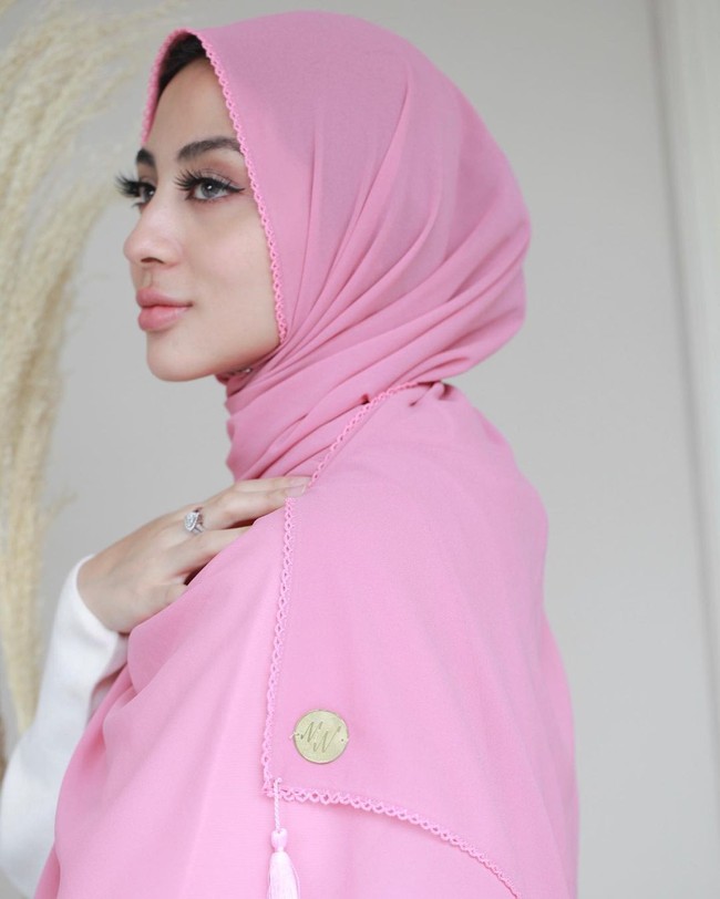Margin Wieheerm sebelumnya pernah terjun ke dunia bisnis dengan mengeluarkan produk lip plumper. Kini di akun Instagram @mwbymargin_catalog, ia menjual hijab dengan beberapa pilihan warna. Margin memakai hijab pashmina pink bahan ceruti dengan finishing crochet sulam.  Foto: Dok. Instagram @mwbymargin_catalog.