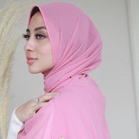 Margin Wieheerm sebelumnya pernah terjun ke dunia bisnis dengan mengeluarkan produk lip plumper. Kini di akun Instagram @mwbymargin_catalog, ia menjual hijab dengan beberapa pilihan warna. Margin memakai hijab pashmina pink bahan ceruti dengan finishing crochet sulam.  Foto: Dok. Instagram @mwbymargin_catalog.
