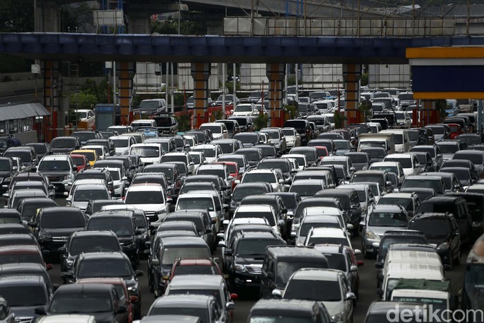 Banjir di sejumlah titik di DKI Jakarta, berimbas kepada lalu lintas di ruas Tol Jagorawi. Kemacetan parah terjadi di rua tol yang mengarah ke Gerbang Tol Cililitan.