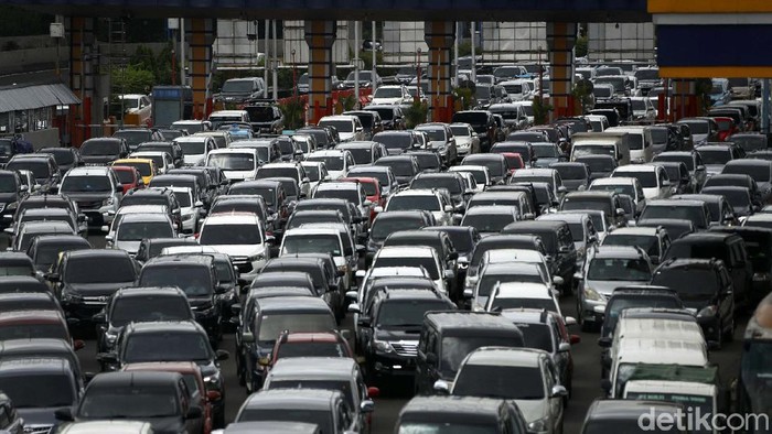 Banjir di sejumlah titik di DKI Jakarta, berimbas kepada lalu lintas di ruas Tol Jagorawi. Kemacetan parah terjadi di rua tol yang mengarah ke Gerbang Tol Cililitan.