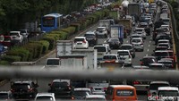 Pergerakan kendaraan sangat lambat, hingga terjadi kemacetan panjang.