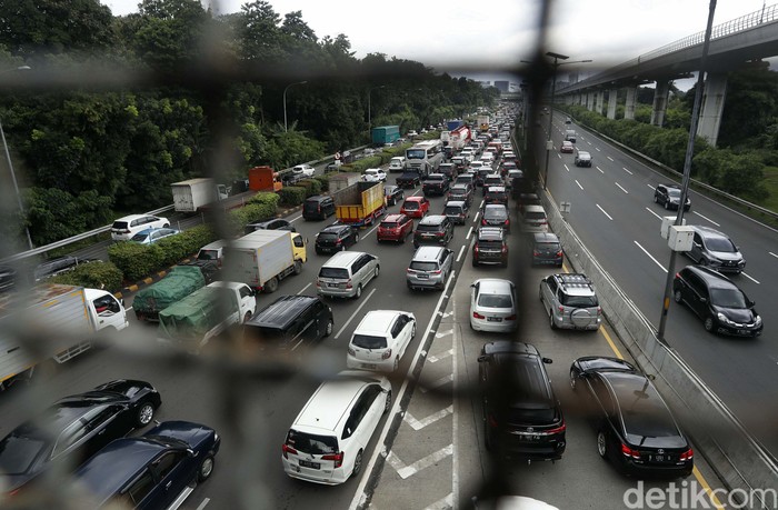 Banjir di sejumlah titik di DKI Jakarta, berimbas kepada lalu lintas di ruas Tol Jagorawi. Kemacetan parah terjadi di rua tol yang mengarah ke Gerbang Tol Cililitan.