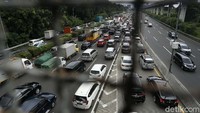Arus lalu lintas tersendat akibat genangan banjir di sejumlah titik di Cililitan.