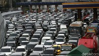 Tampak ratusan kendaraan mengantre untuk keluar tol.