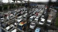 Kendaraan mengular panjang di ruas Tol Jagorawi mengarah ke Gerbang Tol Cililitan, Senin (08/02/2021).