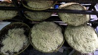 Telah berusia puluhan tahun, pabrik mi yang berada di kawasan pecinan Yogyakarta ini merupakan salah satu pabrik mi legendaris yang masih bertahan hingga saat ini.
