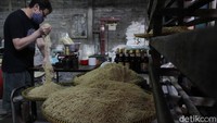 Pelanggannya pun beragam, mulai dari penjual mi godok hingga pedagang mi di pasar-pasar tradisional. Diketahui, setiap kilogram mi basah dijual kepada pelanggan dengan harga Rp 12,500 per kilogram.