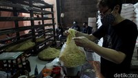 Meski masih bertahan hingga kini, aktivitas produksi mi di pabrik ini turut berdampak penerapan pembatasan aktivitas untuk mencegah penyebaran virus Corona di Yogyakarta. Akibatnya, produksi mi di pabrik ini pun turun 40 hingga 50 persen.