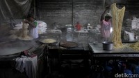 Sejumlah pekerja sedang merebus mi kuning di pabrik mi yang berada di kawasan Ketandan, Yogyakarta, Senin (8/2/2021).