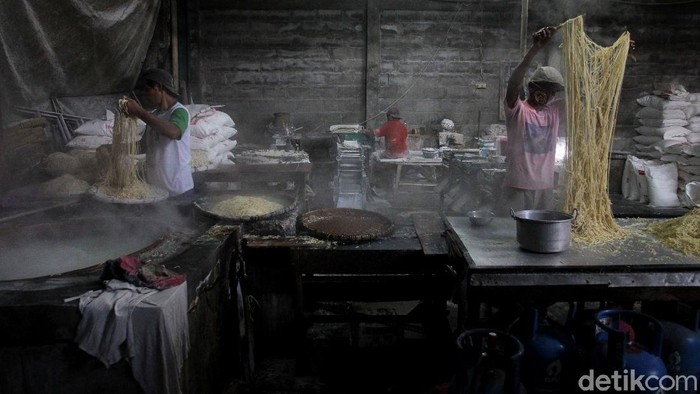 Geliat Produksi Mi Kuning yang Legendaris di Yogyakarta Ketandan tak hanya dikenal sebagai kawasan pecinan yang tersohor di Yogyakarta. Di sana juga terdapat sebuah pabrik mi yang telah berdiri sejak tahun 1930 lho.