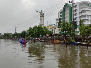 Perjuangan Mengantar Makanan untuk Nakes Terjebak Banjir di RSI Semarang