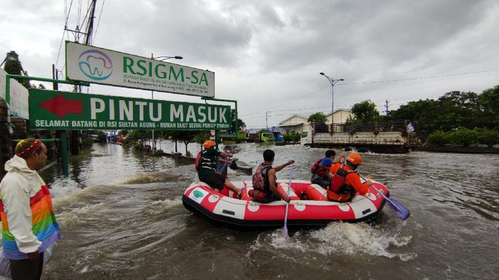 Genangan air di RSI Sultan Agung Semarang