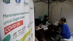Sejumlah tenaga kesehatan berusia lanjut menjalani vaksinasi virus Corona di Jakarta. Para nakes lansia tersebut disuntik vaksin COVID-19 buatan Sinovac.