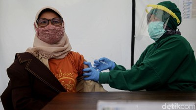 Giliran Nakes Berusia Lanjut yang Disuntik Vaksin Corona