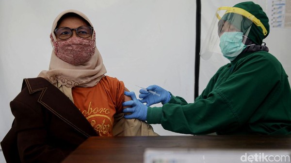 Giliran Nakes Berusia Lanjut yang Disuntik Vaksin Corona