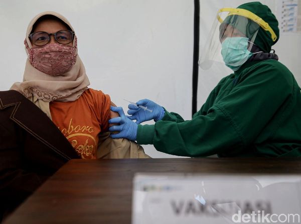 Giliran Nakes Berusia Lanjut yang Disuntik Vaksin Corona