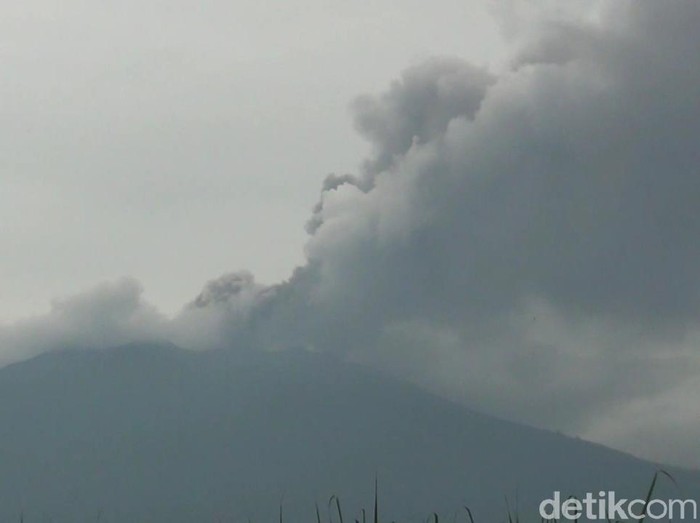 gunung raung erupsi