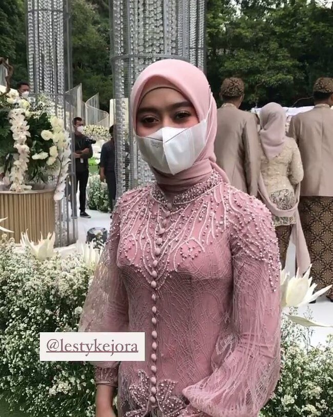 Di sela-sela akad nikah Alie Syakieb dan Margin, Lesti Kejora berpose OOTD memakai kebaya pastel pink. Penyanyi dangdut yang mempunyai suara khas tersebut tetap menggunakan masker untuk mencegah penularan wabah Corona. Foto: Instagram @leslar_cabang_depok.