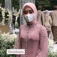Di sela-sela akad nikah Alie Syakieb dan Margin, Lesti Kejora berpose OOTD memakai kebaya pastel pink. Penyanyi dangdut yang mempunyai suara khas tersebut tetap menggunakan masker untuk mencegah penularan wabah Corona. Foto: Instagram @leslar_cabang_depok.