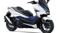 Desain terbaru Honda Forza hadir dengan lekukan bodi yang semakin tajam di beberapa sisi dengan tetap menghadirkan posisi duduk nyaman. Desain winker terbaru pada spion turut memperkuat kesan eksklusif pada model ini dengan penyematan teknologi lampu LED di semua titik pencahayaan. Pada bagian bawah motor, kesan sporti juga semakin diperkuat dengan hadirnya desain cover muffler teranyar yang memiliki tarikan garis yang lebih tajam. Foto: Dok. AHM