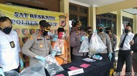 DH adalah pelaku pembunuhan seorang gadis berinisial WT yang mayatnya ditemukan di semak-semak bantaran Sungai Cimalaka, Kampung Muncang Lega, Desa Tegal Panjang, Kecamatan Sucinaraja dengan kemaluan tertancap bambu.