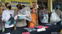 Kapolres Garut AKBP Adi Benny Cahyono mengatakan DH membunuh WT lantaran sakit hati memergoki korban berkomunikasi melalui pesan singkat dengan pria lain di media sosial.