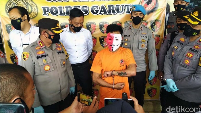 Ini Pelaku Pembunuhan Sadis di Garut Polisi menangkap DH pelaku pembunuhan sadis di Garut, Jawa Barat. Pelaku adalah pacar korban berinisial WT yang ditemukan tewas dengan kemaluan tertancap bambu.