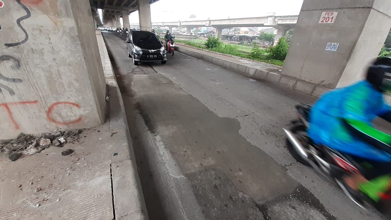 Jalan amblas di Jalan Noer Ali, depan Pasar Sumber Arta selesai diperbaiki.