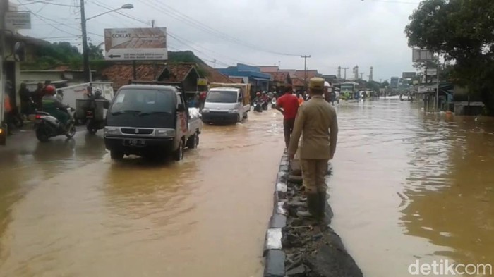 Jalur Pantura Subang terendam banjir.