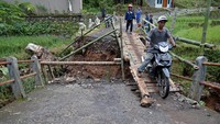 Jembatan darurat berbahan bambu tersebut menjadi jembatan sementara untuk aktivitas warga Desa Pancasura dan Desa Sukawangi.