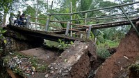 Jembatan darurat dibuat karena jembatan utama ambruk pada Jumat (5/2/2021).